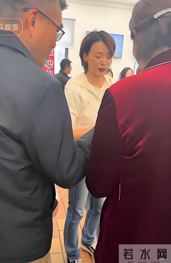 董卿带儿子现身南通！体态挺拔气色红润，奔五状态美到犯规