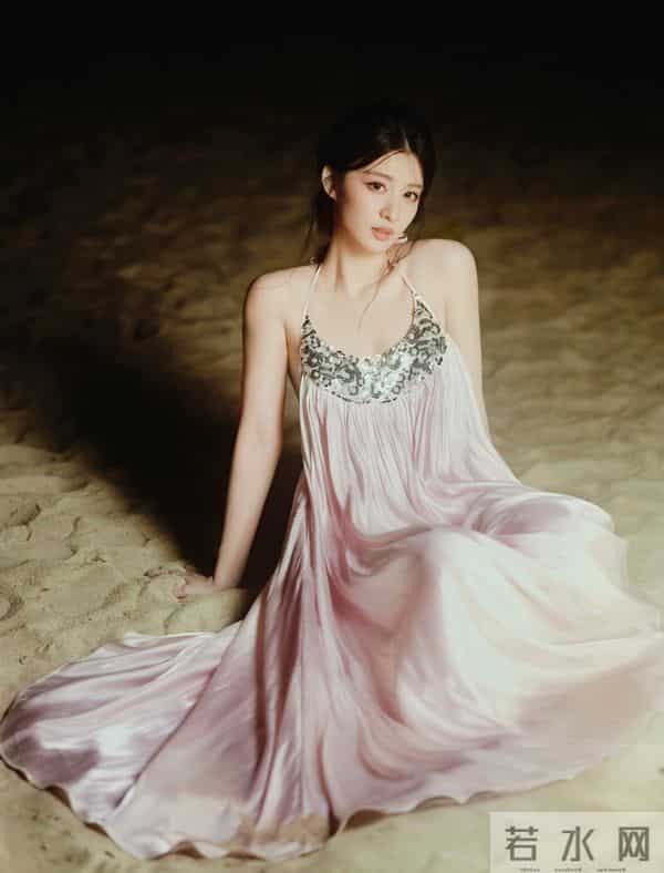 王楚然海边假日写真，这身材也太性感了！