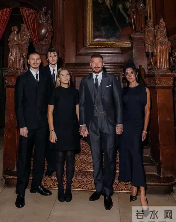 50岁贝克汉姆带妻儿领勋章,14岁小七好漂亮,布鲁克林依旧没露面