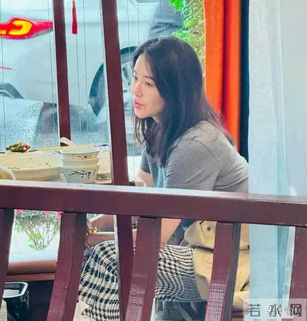 48岁左小青乌镇餐馆被偶遇,打扮朴素化淡妆,状态看上去像30岁!