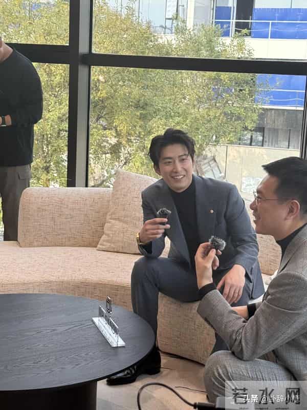 窦骁现身西安参加活动，西装革履，又高又帅，手上婚戒格外亮眼！