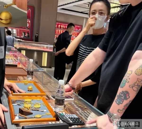 佟丽娅深圳水贝买黄金，素颜穿百元T恤，下手几十克金鼎超豪爽