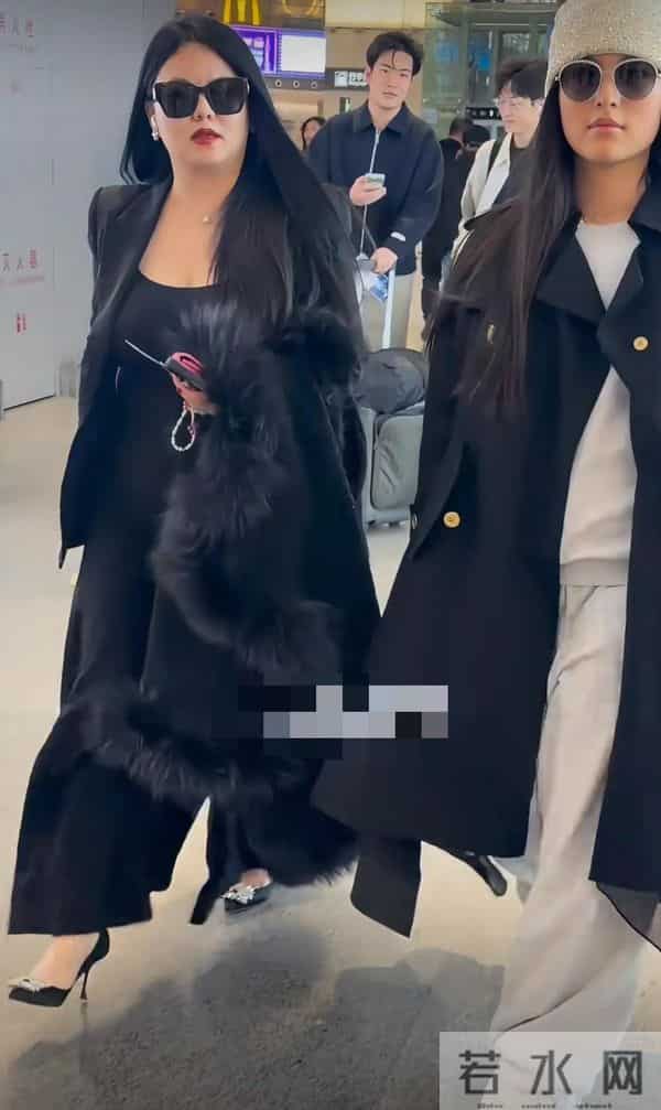 王岳伦一家现身机场，李湘满身肉，气场强大