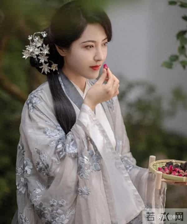 昔日风光已然不再,曾黎回家种地沧桑感尽显,终为自己行为买了单