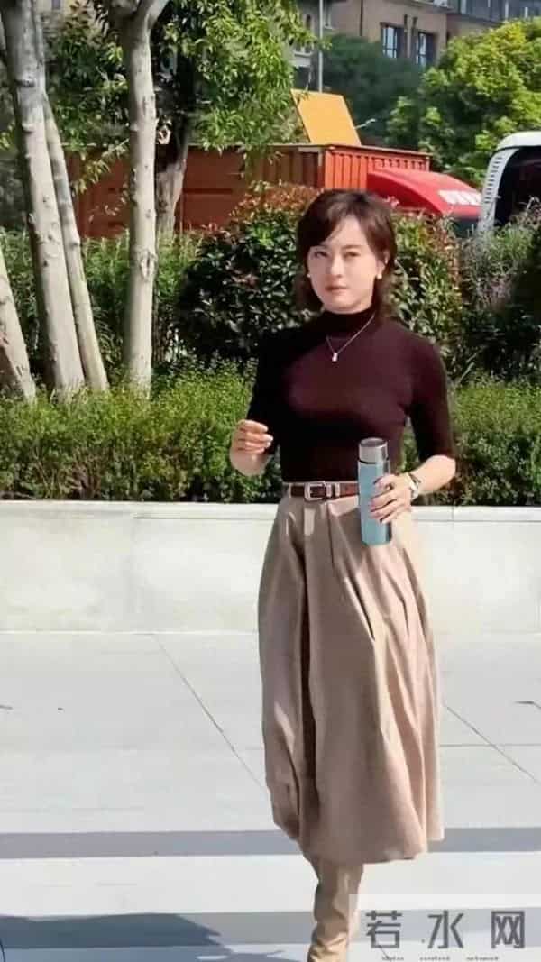 43岁孙俪上班被偶遇，打扮好知性，身材真的很好，手里拿着保温杯