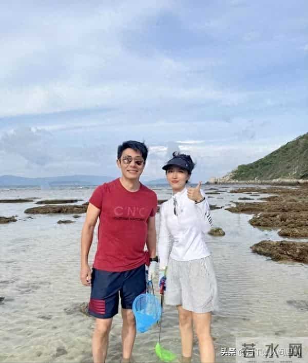 50岁撒贝宁海南度假，一家四口住五星酒店，真有钱。