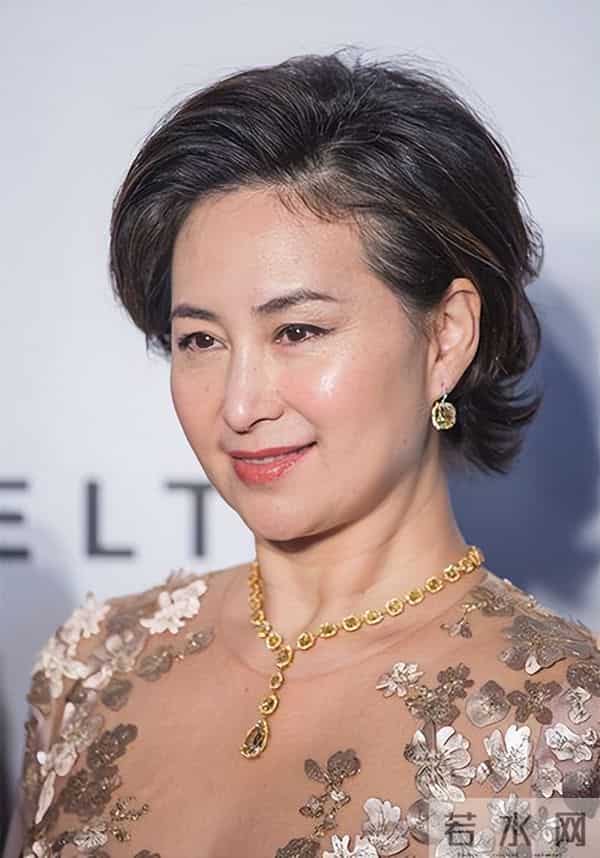 赌王去世5年，再看被何超琼抚养的“私生子”，他这盘棋下的真大