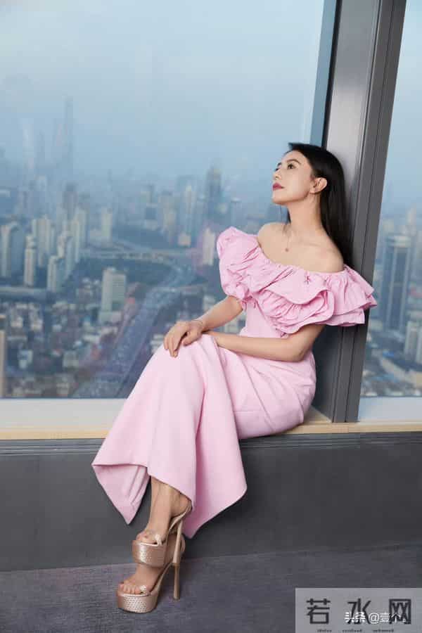 高圆圆太欲了，气质与生活态度沉淀出的立体韵味