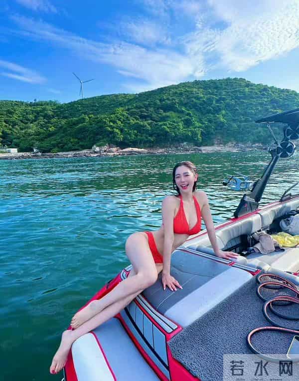 克拉拉穿红泳装太好看了，雪肤配红装，长腿搭着浪，明艳又自然