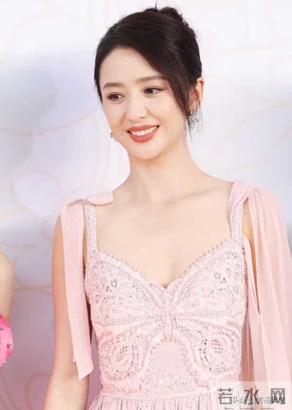 佟丽娅深圳扫购黄金!头发稀少假发明显,满胳膊黄金手串太吸睛