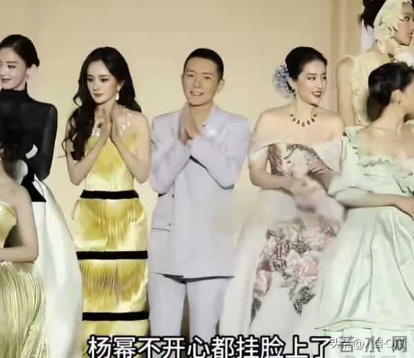 人不红倒是爱蹭！合影抢C位，当众让李晨难堪的她，如今过得怎样