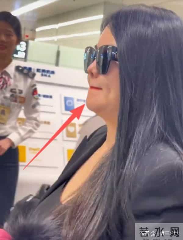 李湘胖到弯不下脖子，机场罕用便宜货，被人搭话她不理还嘲讽冷哼