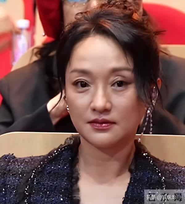 年过50岁的周迅一头白发，无儿无女成为了这辈子最大的遗憾！