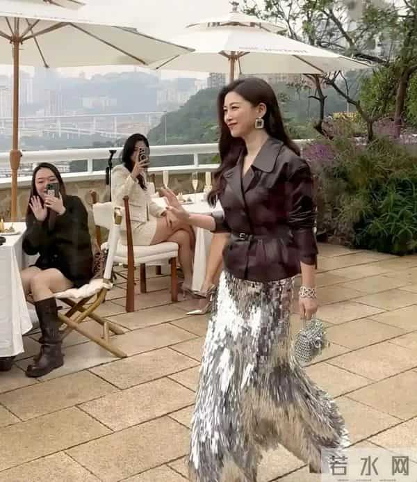 41岁朱珠在重庆和朋友聚会，这穿着 打扮真显贵气。
