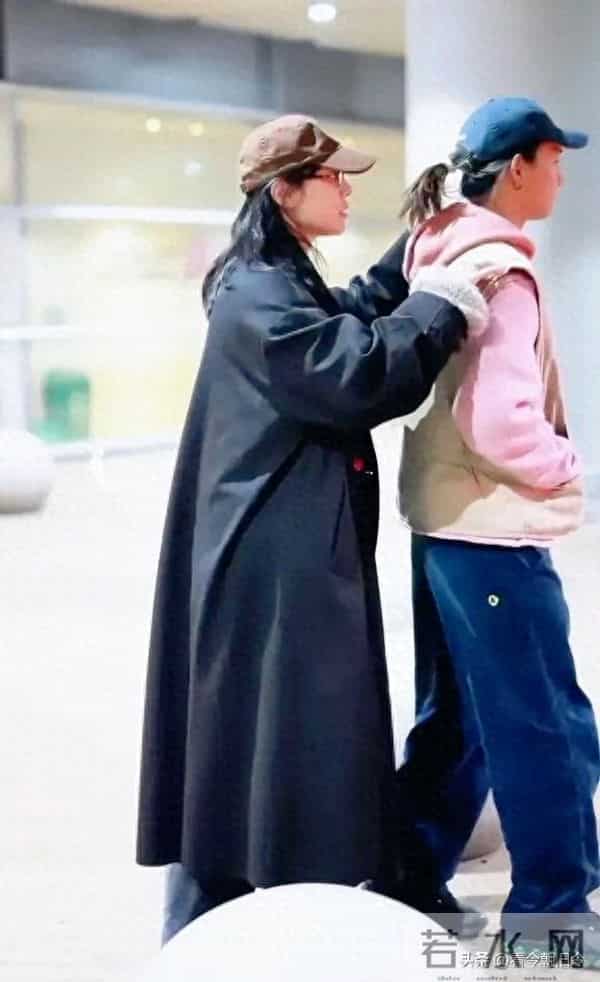 白百何带大儿子逛街，14岁元宝身高超妈妈，扎小辫子很像陈羽凡。