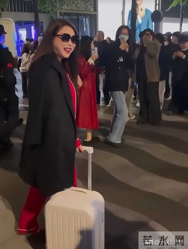 李湘胖到弯不下脖子，机场罕用便宜货，被人搭话她不理还嘲讽冷哼