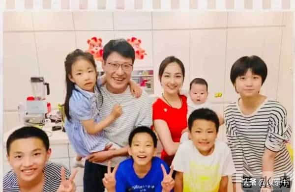 原来于震老婆是她，两人差13岁，婚后成家庭主妇被丈夫公婆宠成宝