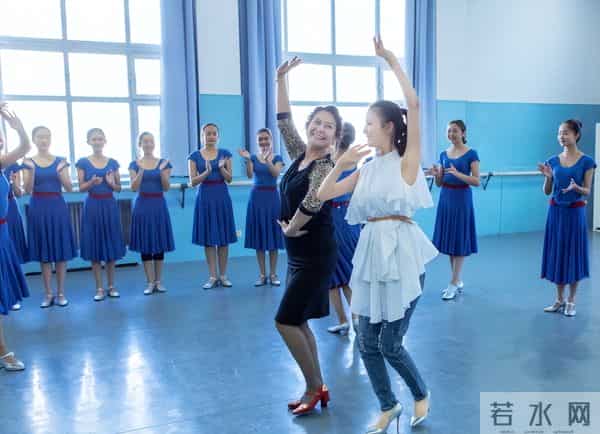 佟丽娅在深圳扫购黄金！头发稀少假发明显，满胳膊黄金手串太吸睛