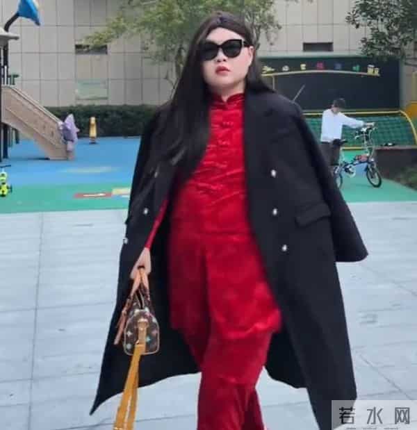 王岳伦一家三口同框，李湘瘦了，被问及模仿热潮，本人笑而不语