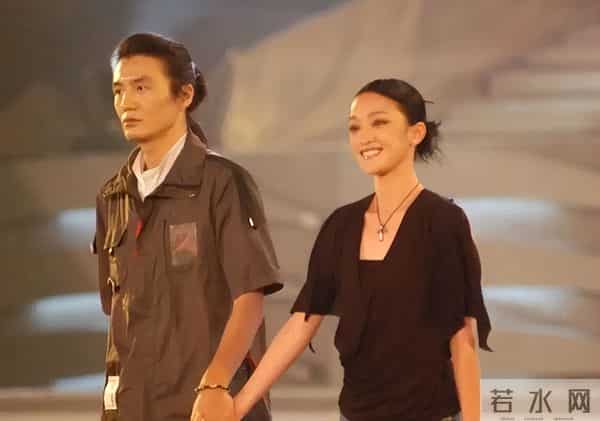 51岁周迅头发花白,一脸老态认不出,强大心态令人叹服!