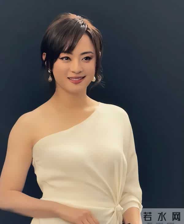 43岁孙俪街头被偶遇,打扮很知性很有女人味,身材真的很好