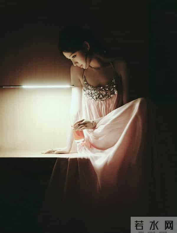 王楚然海边假日写真，这身材也太性感了！