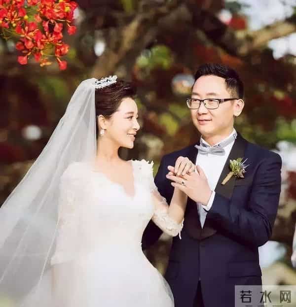 央视主持人胡蝶：31岁嫁大12岁陆川，婚后长期分居生下一儿一女