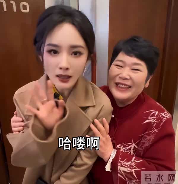 尴尬!房主任抱杨幂引争议,被吐槽没有边界感,杨幂嫌弃写在脸上