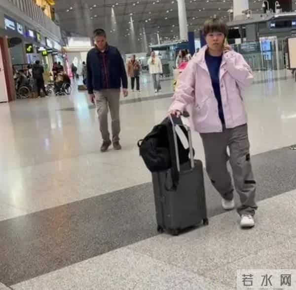 王艺迪短发配粉外套机场出发澳门全运会，利落造型尽显飒爽气场