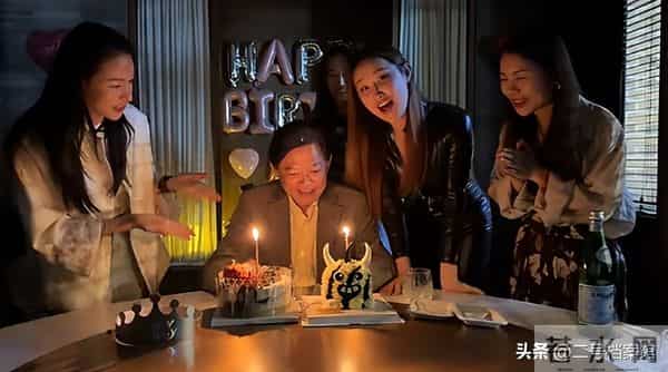 挤走原配自己做美艳师娘, 嫁65岁音乐家的王冰冰, 如今玩的更"花"了