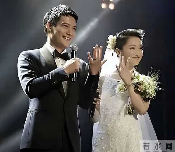 50岁周迅头发花白,瘪嘴模样一脸老态认不出,无儿无女成最大遗憾