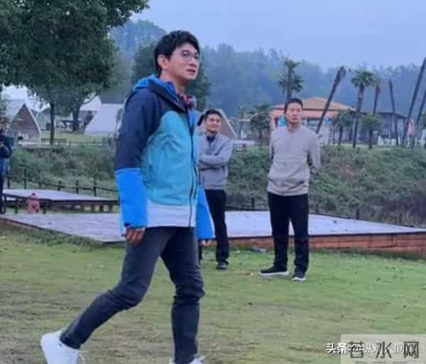 刘诗诗6岁儿子步步被嘲‘魔丸’,打架扯开躺地撒泼,用腿绊妈妈