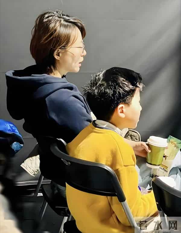 董卿带儿子现身南通！体态挺拔气色红润，奔五状态美到犯规