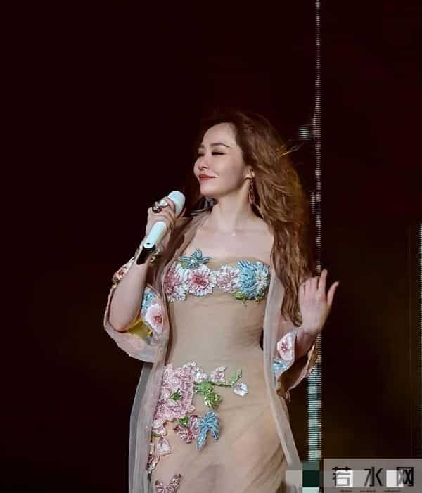 “这裙子根本透不过去？”热搜炸了，张靓颖一出场全场窒息