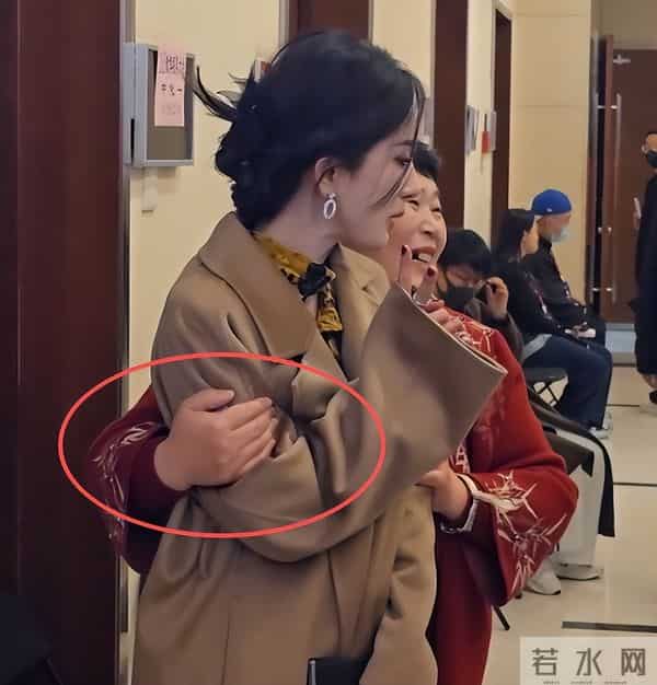 尴尬!房主任抱杨幂引争议,被吐槽没有边界感,杨幂嫌弃写在脸上