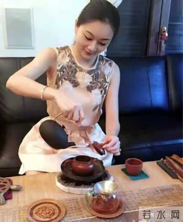 恩爱25年难敌岁月残酷！74岁张艺谋瘦弱如柴，43岁陈婷仍娇美如花