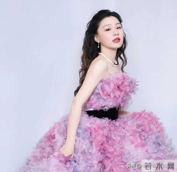 《繁花》录音门升级，金靖遭殃后，即使被“羞辱”也不敢得罪资本