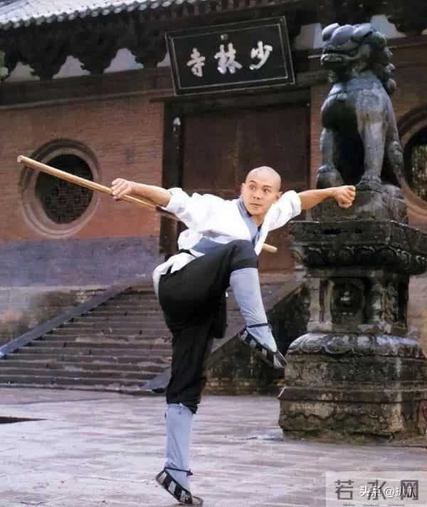 62岁李连杰豪宅游泳，脱光上衣“自证清白”，大腹便便并无刀疤