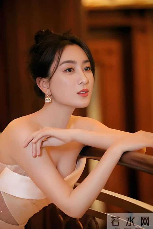 马苏娇艳欲滴,饱满酥胸,白皙圆润,宛如仙女坠入凡间