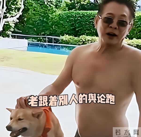 62岁李连杰豪宅游泳，脱光上衣自证清白，大腹便便并无刀疤