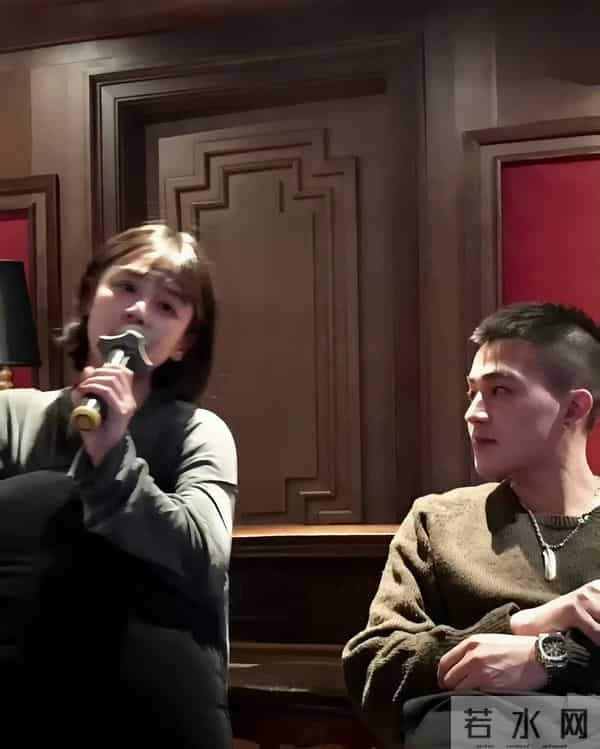 欧豪在看马思纯吗，网友：我感觉他是在看马思纯