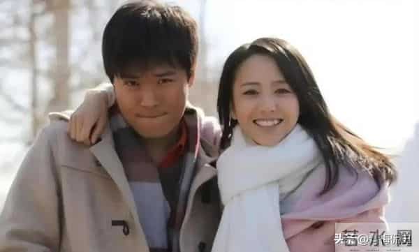 佟丽娅深圳扫购黄金!头发稀少假发明显,满胳膊黄金手串太吸睛