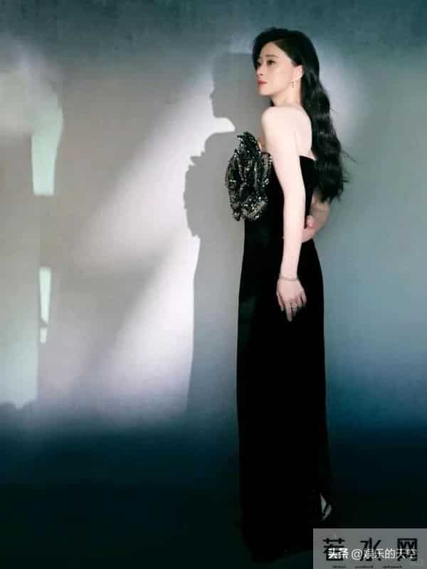 42岁蒋欣出席活动，裙摆开叉到大腿根，走路时气场太强大了！