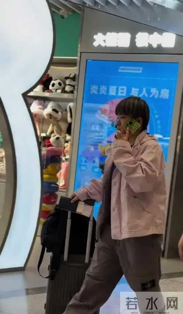 王艺迪短发配粉外套机场出发澳门全运会，利落造型尽显飒爽气场