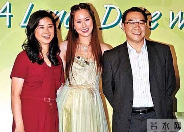 14岁就长得“倾国倾城”，24岁被富豪花7亿娶回家，8年生下4个娃