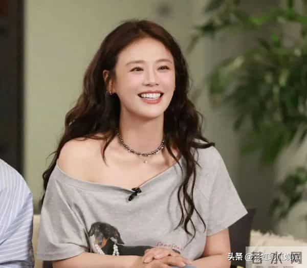 马思纯欧豪分手7年后同框,欧豪偷瞄马思纯,女方已经彻底放下