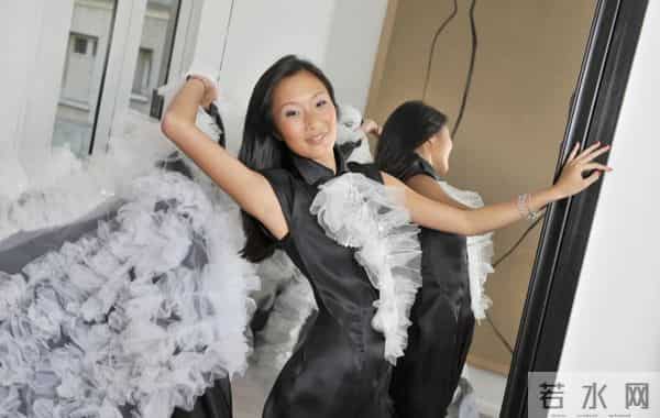 陈可辛吴君如19岁女儿参加巴黎名媛舞会，张艺谋女儿等人也参加过