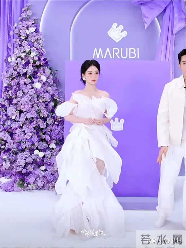 杨紫活动现身，紫色现场映衬下，一袭白裙似白玉兰，美得超惊艳！