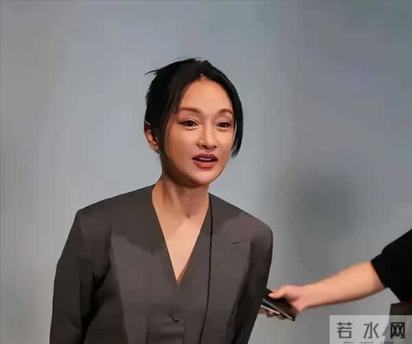 50岁周迅头发花白,瘪嘴模样一脸老态认不出,无儿无女成最大遗憾