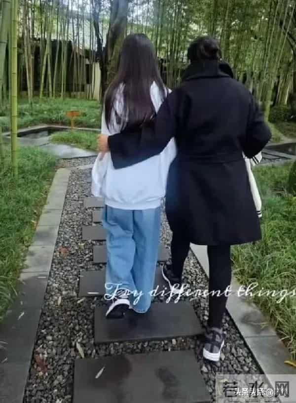 小玥儿和奶奶牵手成都公园，身高比肩张兰，气质像妈妈大S